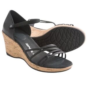 ⛰️🏝️Teva Riviera Wedge Strappy Black Leather Sandal Size 8 NWOB